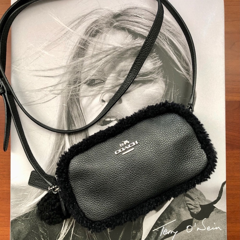 LOVELY COACH SHEARLING BLACK PEBBLE-LEATHER CROSSBODY BAG - POM POM F64706